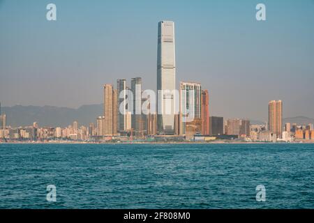 Hongkong, Kowloon Skyline, Küstenansicht von Hong Kong Island Stockfoto