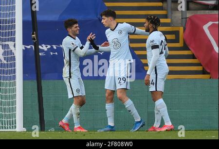 Chelsea's Christian Pulisic (links) feiert mit Kai Havertz (Mitte) und Reece James, nachdem sie während des Premier League-Spiels im Selhurst Park, London, das vierte Tor ihres Mannschaftsspiels erzielt hatten. Bilddatum: Samstag, 10. April 2021. Stockfoto