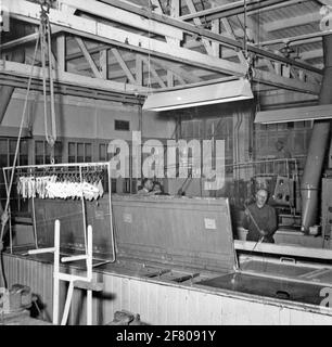 Montagehalle und Oberflächenbehandlung von Flugzeugkomponenten im Flugzeugwerk AvioLaland in Papendrecht um 1950. Verschiedene Flugzeuge für den Marine Air Shipping Service (MLD) und die Royal Air Force (KLU) (Co-Part) wurden von Aviolaland gebaut und gewartet. Stockfoto