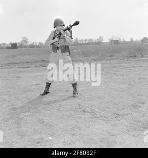 Ein Korporal der Mariniers (Kplerns) als Geschützgranatschütze auf dem Feld der Van Ghentkazerne (VGKAZ) an den ROTAUM. Die Panzerabwehrwaffe wird auf ein 7.62 mm NATO fal Gewehr gelegt. FAL bedeutet Fusil Automatique Army (leichtes Automatikgewehr) und wird von der belgischen Fabrik Fn (Fabrique National Restoration) hergestellt. Stockfoto