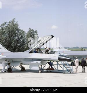 Der F-16B-Duozitter (J-259) und der F-16A (J-212) kurz nach der Übertragung durch die Züchterfabrik an die Königliche Niederländische Luftwaffe in Schiphol. Stockfoto