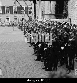 Am Prinsjesdag, bei der Eröffnung der Generalstaaten im Ridderzaal auf dem Binnenhof in Den Haag, wird die Ehrengarde traditionell vom Marines Corps gebildet. Stockfoto