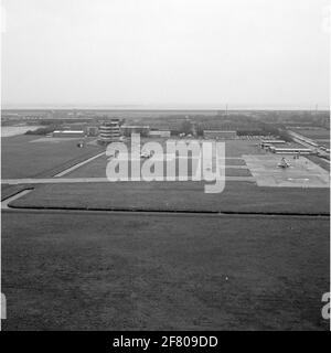 MarineLiegkamp De Kooy. Auf der linken Seite der Verkehrsturm. Links und rechts, 2 Sikorsky S-61N Hubschrauber von KLM Noordzee Hubschraubern. Mitte, ein Sikorsky S-76B Hubschrauber von KLM Noordzee Hubschraubern. Stockfoto