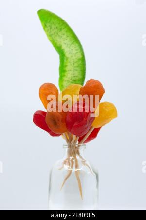 Leuchtend grüner kandierter Pomelo und getrockneter Kumquat gelb-rot aus der Nähe. Getrocknete Früchte. Stockfoto