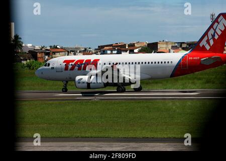 salvador, bahia / brasilien - ilheus, bahia / brasilien - 29. februar 2012: Die Fluglinien A-319 von Tam Linhas Aereas sind im Innenhof von Jorge Amado ai zu sehen Stockfoto