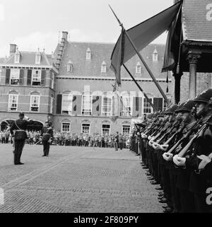 Am Prinsjesdag, bei der Eröffnung der Generalstaaten im Ridderzaal auf dem Binnenhof in Den Haag, wird die Ehrengarde traditionell vom Marines Corps gebildet. Stockfoto