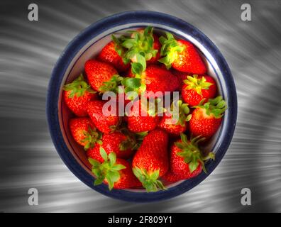 ERNÄHRUNGSKONZEPT: Frische Erdbeeren in blau umrandter Keramik Stockfoto