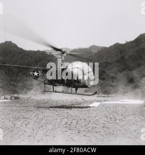 Ankunft des Hubschraubers mit der amerikanischen General James A. van-Flotte am NDVN im „Cannon Valley“. James A. van Fleet, Kommandant der 8. Armee kommt bei NDVN zu einer Sawah Stockfoto