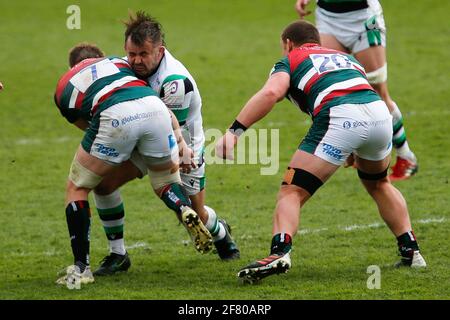 Leicester, Großbritannien. März 2021. LEICESTER, ENGLAND. 10. APRIL: George McGuigan von Newcastle Falcons wird von Tommy Reffell von Leicester Tigers während des European Rugby Challenge Cup Quarter Final Matches zwischen Leicester Tigers und Newcastle Falcons am Samstag, den 10. April 2021 in der Welford Road, Leicester, angegangen. (Quelle: Chris Lishman) Quelle: MI News & Sport /Alamy Live News Stockfoto