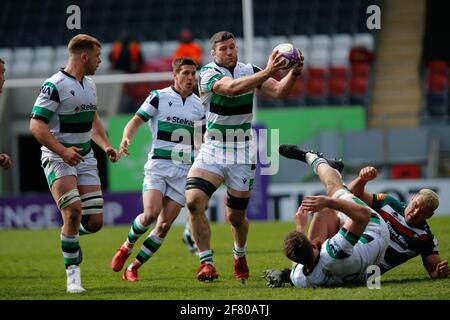 Leicester, Großbritannien. März 2021. LEICESTER, ENGLAND. 10. APRIL: Mark Wilson von Newcastle Falcons übergibt Gary Graham, als Falcons am Samstag, den 10. April 2021, während der zweiten Halbzeit beim European Rugby Challenge Cup Quarter Final Match zwischen Leicester Tigers und Newcastle Falcons in der Welford Road, Leicester, angreift. (Quelle: Chris Lishman) Quelle: MI News & Sport /Alamy Live News Stockfoto