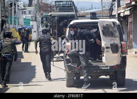Sieben Militante wurden getötet, drei Zivilisten und vier von den Streitkräften wurden bei zwei separaten Schießereien in Süd-Kaschmir verletzt, die in diesem Jahr die höchste Anzahl von Verletzten an einem einzigen Tag in der Region berichteten. Kaschmir. Stockfoto