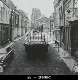 Wassershorts-Katastrophe 1953. Niederländische und amerikanische Soldaten in DUKW's (amphibisches Fahrzeug) der US-Armee in der Poststraße. Im Hintergrund die neue Kirche und der Sint-Lievenmonstoren (dicker Turm). Stockfoto