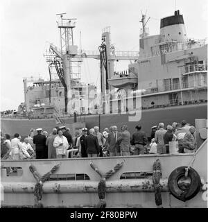 Während des Veterans Day Koninklijke Marine 1990 wurden Veteranen auf der Marinesleepoot Rotte (A 877, 1987) eine Kreuzfahrt durch den Marinehaven van den Helder angeboten. Im Hintergrund das Versorgungsschiff HR.Ms. Zuiderkruis (1975-2012). Stockfoto