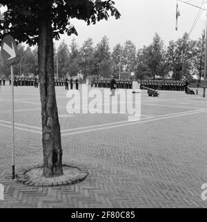 Auf dem Übungsgelände von ​​the Van Ghentkazerne (VGKAZ) an die Appoxis in Rotterdam, eine Vereidigung von drei Offizieren des Mariniers-Korps durch den Kommandeur der VGHAZ. Ein Offizier der Handelsdienste ist ein Adjutant Unteroffizier (AOO) ernannt wird zum Offizier: In diesem Fall zum Erstleutnant der Mariniers (Eltmarns). Stockfoto