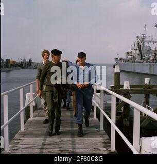 Erhebt den Kronprinzen. Prinz Willem Alexander auf dem Weg zur Bekleidungsfrage am neuen Hafen, nach einer Kreuzung mit einem Kamin vom Royal Institute for the Navy. Stockfoto