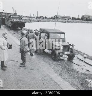 Wassershorts Katastrophe 1953.Sele DUKW (amphibisches Fahrzeug) und ein Jeep der United States Army bereit vor der Abreise in das von der Katastrophe betroffene Gebiet. Stockfoto
