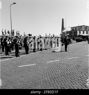 Gedenken an den Tod mit Kränzen auf dem Marinemonument am Havenplein in Den Helder im Mai 1990. Stockfoto