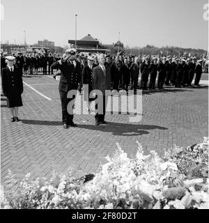 Gedenken an den Tod mit Kränzen auf dem Marinemonument am Havenplein in Den Helder im Mai 1990. Stockfoto