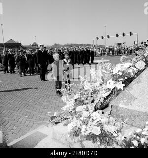 Gedenken an den Tod mit Kränzen auf dem Marinemonument am Havenplein in Den Helder im Mai 1990. Stockfoto