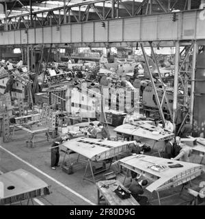 Montagehalle für Flugzeuge und Flugzeugteile im Flugzeugwerk Aviolaland um 1950. Verschiedene Flugzeuge für den Marine Air Shipping Service (MLD) und die Royal Air Force (KLU) (Co-Part) wurden von Aviolaland gebaut. Stockfoto