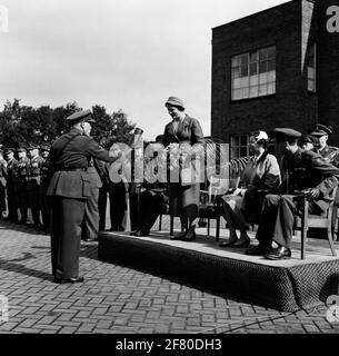 Prinzessin Irene besucht das Wardregiment Fuselers 'Prinzessin Irene' in der Frederik Hendrikkazerne in Vught. Ein Soldat überreicht der Prinzessin einen Schlauch mit einem Dokument. Stockfoto