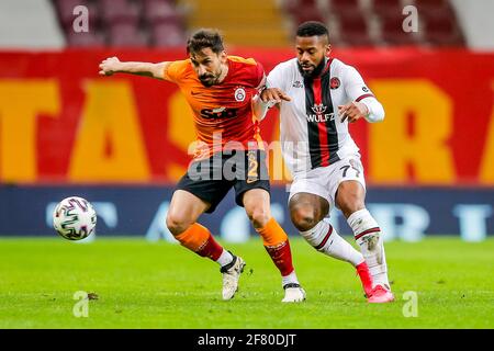 ISTANBUL, NIEDERLANDE - 10. APRIL: Sener Ozbayrakli von Galatasaray, Jeremain Lens von Fatih Karagumruk während des Super-Lig-Spiels zwischen Galatasaray SK Stockfoto