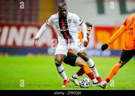 ISTANBUL, NIEDERLANDE - 10. APRIL: Yannis Salibur von Fatih Karagumruk, Sener Ozbayrakli von Galatasaray während des Super Lig-Spiels zwischen Galatasaray S Stockfoto