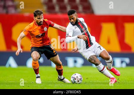 ISTANBUL, NIEDERLANDE - 10. APRIL: Sener Ozbayrakli von Galatasaray, Jeremain Lens von Fatih Karagumruk während des Super-Lig-Spiels zwischen Galatasaray SK Stockfoto
