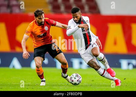 ISTANBUL, NIEDERLANDE - 10. APRIL: Sener Ozbayrakli von Galatasaray, Jeremain Lens von Fatih Karagumruk während des Super-Lig-Spiels zwischen Galatasaray SK und Fatih Karagumruk im Stadion Turk Telekom Stadyumu am 10. April 2021 in Istanbul, Niederlande (Foto von /Orange Picles) Stockfoto