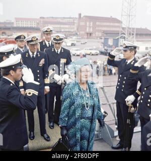 Königin Juliana und Prinz Bernhard besuchen Kruiser Hr. Die sieben Provinzen in Den Helder. Stockfoto