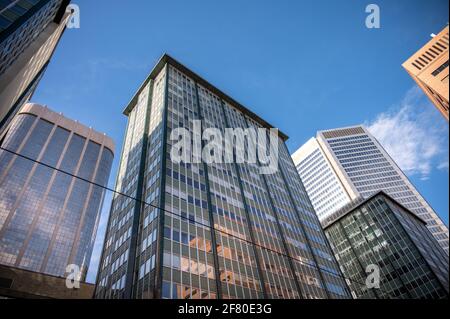 Calgary, Alberta - 10. April 2021: Blick auf einen modernen Büroturm in Calgary, Alberta. Stockfoto
