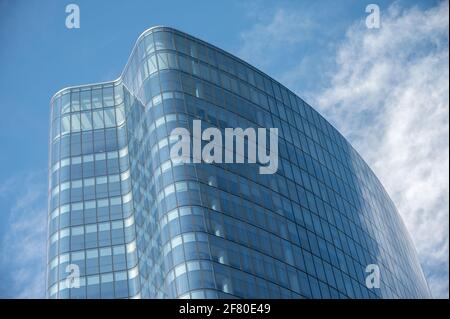 Calgary, Alberta - 10. April 2021: Blick auf einen modernen Büroturm in Calgary, Alberta. Stockfoto