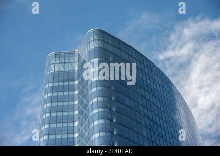 Calgary, Alberta - 10. April 2021: Blick auf einen modernen Büroturm in Calgary, Alberta. Stockfoto