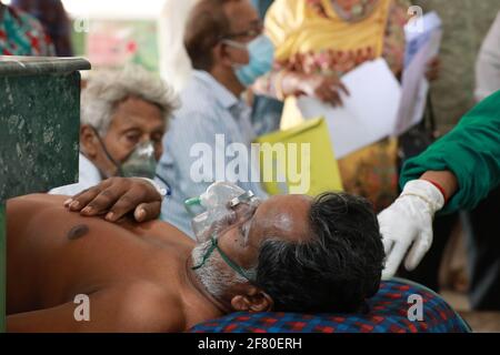 Dhaka, Dhaka, Bangladesch. April 2021. Am 10. April warten 2021 Patienten vor der Notaufnahme mit Sauerstoff-Moschus, Dhaka, Bangladesch.Quelle: Harun-or-Rashid/ZUMA Wire/Alamy Live News Stockfoto