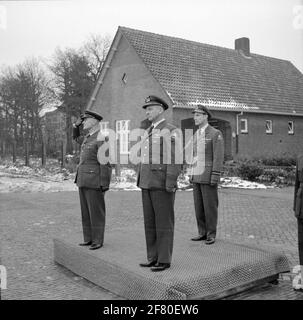 Command Transfer Air Force Electronic and Technical School (Lets). Dutenant-Colonel Observer N.J. ROMMES (links) übergibt das Kommando an Oberstleutnant Kite J.H. Coppens (rechts). Stockfoto