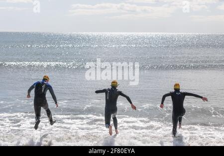 Garrettstown, Cork, Irland. April 2021. Die angehenden Rettungsschwimmer wurden während einer Schulung, die von der irischen Niederlassung für Wassersicherheit in Cork in Garrettstown, Co. Cork, Irland, organisiert wurde, auf Herz und Nieren geprüft. Nach Abschluss des Trainings werden die Rettungsschwimmer den ganzen Sommer über an allen Stränden im Cork County eingesetzt. - Credit; David Creedon / Alamy Live News Stockfoto