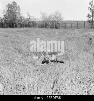 Ein Korporal der Mariniers (Kplerns) als Geschützgranatschütze auf dem Feld der Van Ghentkazerne (VGKAZ) an den ROTAUM. Die Panzerabwehrwaffe wird auf ein 7.62 mm NATO fal Gewehr gelegt. FAL bedeutet Fusil Automatique Army (leichtes Automatikgewehr) und wird von der belgischen Fabrik Fn (Fabrique National Restoration) hergestellt. Stockfoto