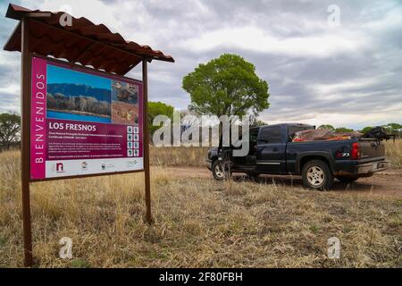 Entrada al Rancho los fresnos propiedad de la Asociación Civil: NaturaliaCuenca del Rio San Pedro. Bienvenidos. (Foto: Luis Gutierrez/NortePhoto.com) pclaves: Pickup, Laube, Alamo, Letter, letrero, Natürlichkeit, camino Stockfoto