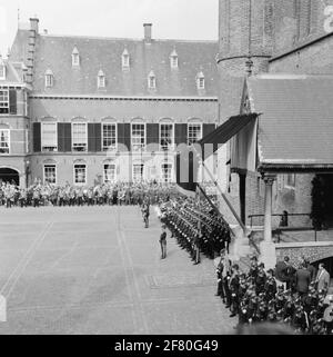 Am Prinsjesdag, bei der Eröffnung der Generalstaaten im Ridderzaal auf dem Binnenhof in Den Haag, wird die Ehrengarde traditionell vom Marines Corps gebildet. Stockfoto
