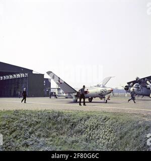 Der Hawker FGA-50 Seahawk Jetjäger für Träger 120 (1957-1963) Mit halb ausgeklappten Flügeln Stockfoto