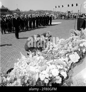 Gedenken an den Tod mit Kränzen auf dem Marinemonument am Havenplein in Den Helder im Mai 1990. Stockfoto