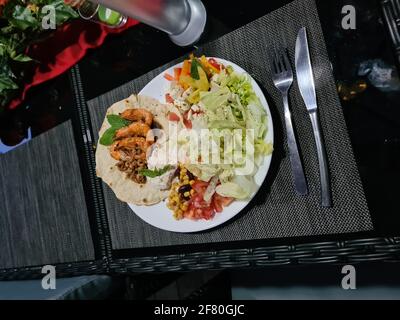 Zu gesunden Mahlzeiten mit alkoholfreien Cocktails an festlichen Tisch für Party serviert. Freunde feiern mit Bio-Lebensmitteln auf Holztisch Draufsicht. Stockfoto