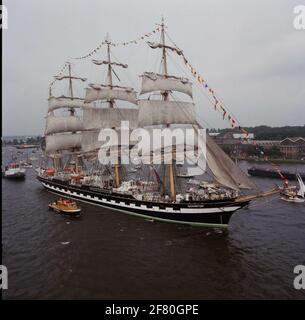 Segeln Sie Amsterdam 1985. Das russische Segeltrainingsschiff Kruzenstern auf dem Nordseekanal. Der Kruzenstern ist ein sogenannter Bark. Stockfoto
