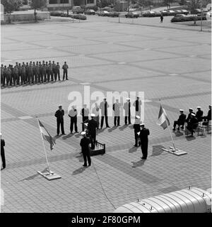 Im Juni 1989 wurde die Kommandoübertragung an den Marine Barracks Willemsoord (MKWD) in Den Helder durchgeführt. Der divoring Commander Captain-Ter-Sea N. Block (1938-2002) macht Platz für Captain-Lieutenant-Ter-Sea J.P.W. Janssen (1942). Stockfoto