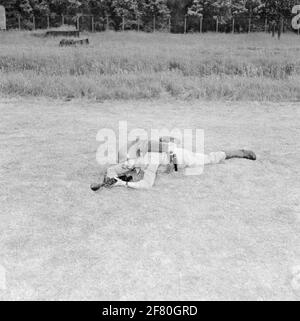 Ein Korporal der Mariniers (Kplerns) als Geschützgranatschütze auf dem Feld der Van Ghentkazerne (VGKAZ) an den ROTAUM. Die Panzerabwehrwaffe wird auf ein 7.62 mm NATO fal Gewehr gelegt. FAL bedeutet Fusil Automatique Army (leichtes Automatikgewehr) und wird von der belgischen Fabrik Fn (Fabrique National Restoration) hergestellt. Stockfoto