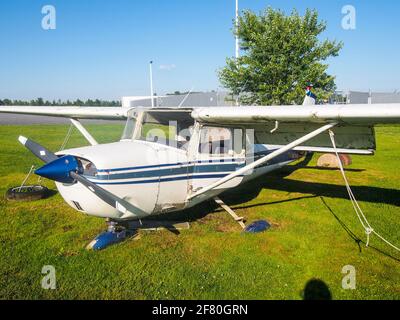 Von vorne abgewinkelte Ansicht eines alten verlassenen Flugzeugs im Gras Stockfoto