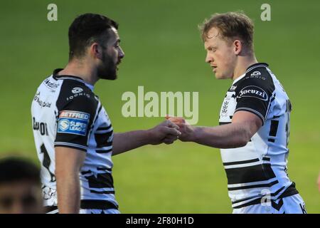 Featherstone, Großbritannien. April 2021. Jordan Johnstone (14) vom Hull FC feiert seinen Versuch in Featherstone, Großbritannien, am 4/10/2021. (Foto von Mark Cosgrove/News Images/Sipa USA) Quelle: SIPA USA/Alamy Live News Stockfoto