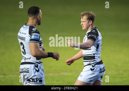 Featherstone, Großbritannien. April 2021. Jordan Johnstone (14) vom Hull FC feiert seinen Versuch in Featherstone, Großbritannien, am 4/10/2021. (Foto von Mark Cosgrove/News Images/Sipa USA) Quelle: SIPA USA/Alamy Live News Stockfoto