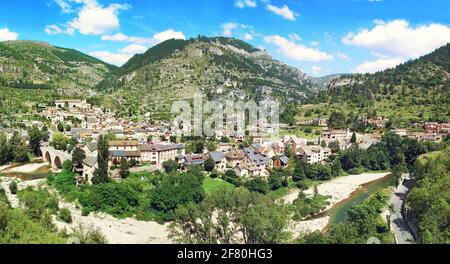 Der Standort von Sainte-Enimie in den Gorges du Tarn in Oczitanie, Frankreich. Stockfoto