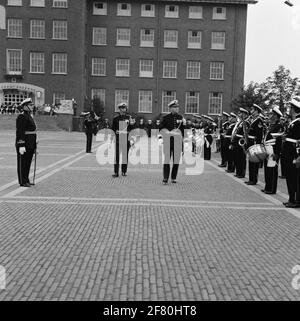 Auf dem Übungsplatz von ​​the Van Ghentkazerne (VGKAZ) zum Appoxis in Rotterdam schwören drei Offiziere der Handelsabteilungen des Marineinfanteriekorps auf den Kommandeur der VGHAZ. Der Kommandant der VGKAZ inspiziert die Marine-Kapelle der Royal Netherlands Marine (Markap) . Links der Direktor des Markap Kapitän der Mariniers (Kaptmarns) J.P. Laro. Stockfoto